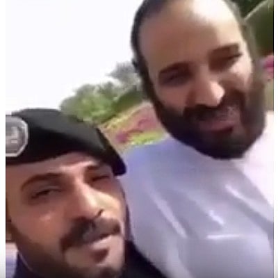 في ابتسامته المعهودة .. هكذا كان رد محمد بن سلمان على سؤال جندي