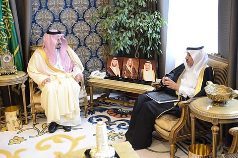 بتكلفة تجاوزت مليار ريال.. أمير عسير يطلع على مشاريع النقل بالمنطقة