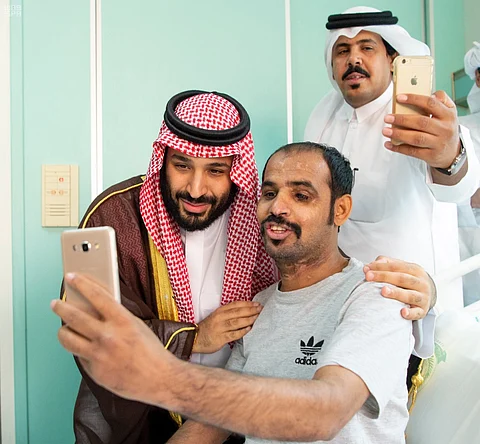 شاهد.. ولي العهد في "سيلفي" مع أحد أبطال الجيش السعودي: دوركم الذي تقدمونه أكبر من دوري