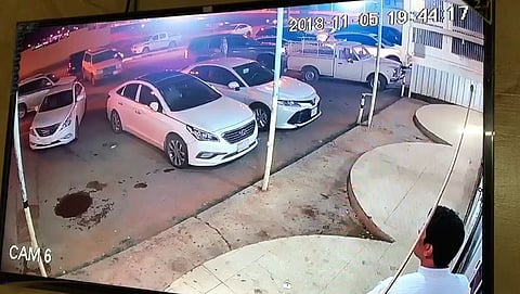 بالفيديو .. مركبة تقتحم صالون حلاقة وتصرع أحد عامليه في الزلفي