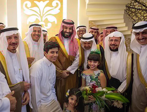 شاهد.. الأمير محمد بن سلمان يزور عدداً من المواطنين في منازلهم بالقصيم