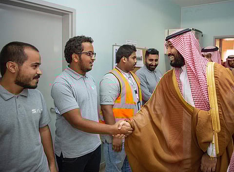 شاهد.. لقطات توثِّق فرحة ولي العهد بطلبة المعهد التقني للخطوط الحديدية