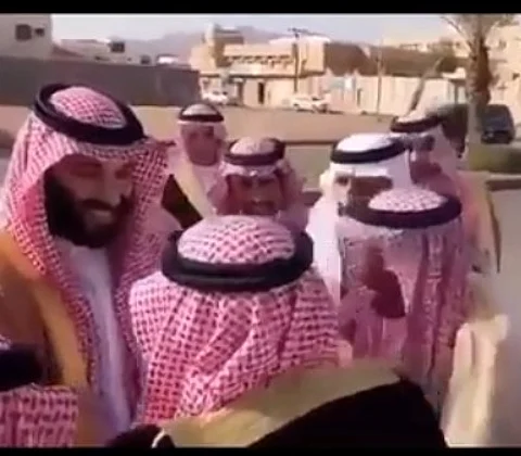 بالفيديو.. ولي العهد يزور "آل علي والسبهان" في منازلهم بحائل