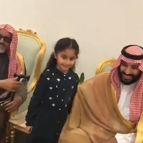 بالفيديو.. شاهد كيف جذبت عفوية ولي العهد الجميع في حائل