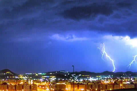 القرني: الدفاع المدني يسجّل 18 بلاغاً بسبب الأمطار على جدة