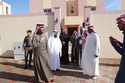 بالصور .. "الحقيل" يقف ميدانياً على تسليم الوحدات السكنية للمواطنين بالقصيم وحائل