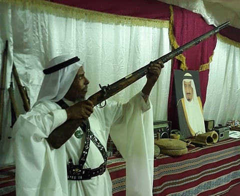 شاهد.. بندقية عمرها 200 عام في مهرجان التراث بتبوك