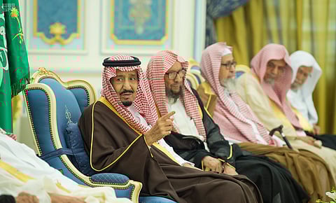 الملك يستقبل الأمراء والمفتي والعلماء وجمعاً من المواطنين