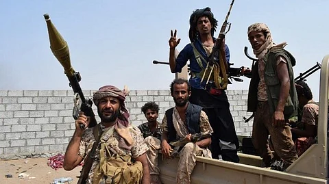 الجيش اليمني يأسر 10 قيادات ميدانية حوثية في مواجهات عنيفة بـ"دمت"