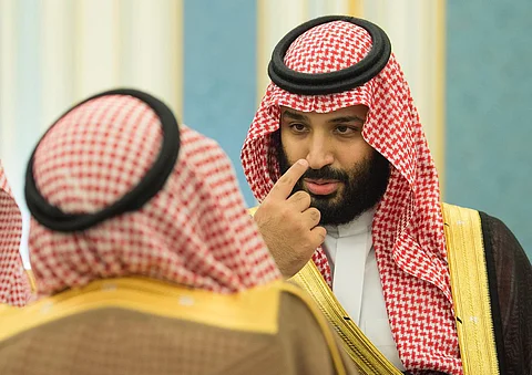 بالصور .. ولي العهد يلتقي عددًا من أُسر شهداء الواجب بحضور القيادات الأمنية والعسكرية