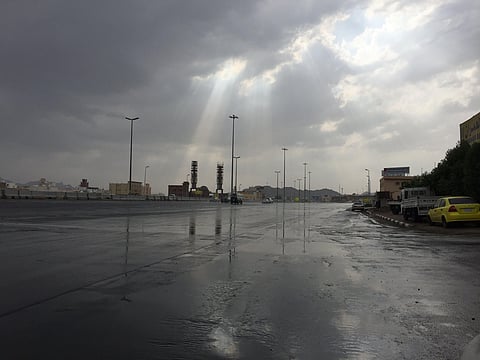 "الأرصاد" تُصدر تنبيهًا متقدمًا لمكة وتحذيرًا للشرقية: أمطار غزيرة وسيول