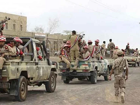 الجيش اليمني يعثر على مجسمات تمويه لأسلحة استخدمها الحوثيون لتضليل طيران التحالف في الحديدة