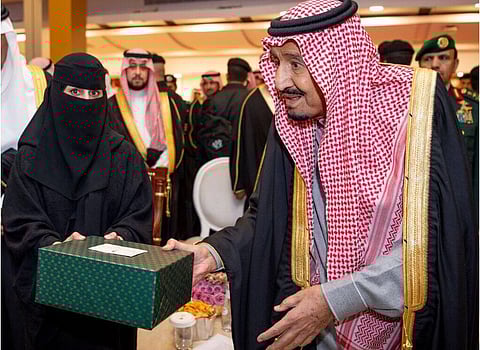 القصيم.. الملك يكرّم 7 متميزين رسموا طريقهم في العمل والتطوع
