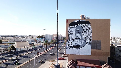 رسمها مهندس ابتهاجاً بقدوم الملك.. شاهد أكبر جدارية ترحيبية احتضنتها تبوك
