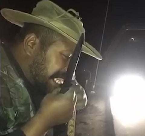 تعرف على رجل البرية .. يشوي الثعابين ويأكل الحيوانات المفترسة .. وهذه طريقته