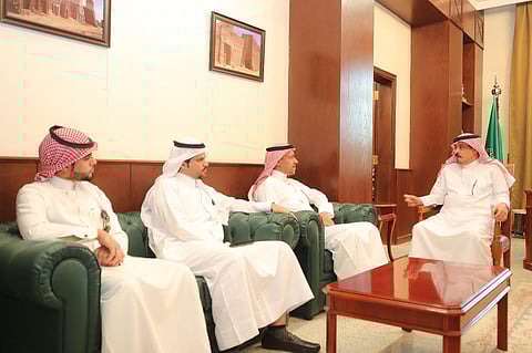 شاهد.. محافظ الدواسر يستضيف "المسيعيد" ويثمن عمله الإنساني والتطوعي