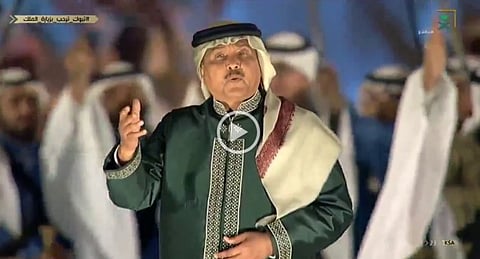 "تهاوى عرش كسرى وانتهت سطوة بني عثمان وانتي مثل خشم طويق".. "عوافي" تطرب الملك والحضور بتبوك