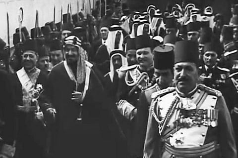 فيديو نادر يوثق الاستقبال الشعبي الواسع للملك عبد العزيز في مصر