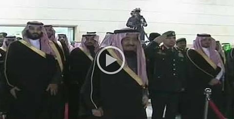بالفيديو.. الملك سلمان يتفاعل مع العرضة في احتفال أهالي الجوف باستقباله