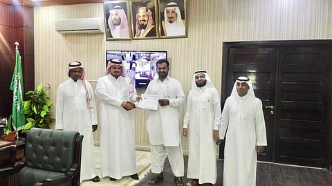 سبت الجارة.. بهذه الطريقة عامل باكستاني ينقذ مواطناً جرفه السيل فكُرّم