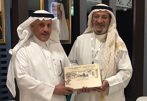 الملحق الثقافي السعودي يتلقى إهداء من الباحث الكويتي عبدالمحسن العوضي