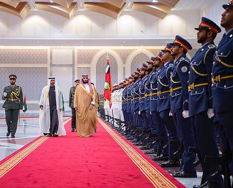 بالصور .. ولي العهد يصل إلى الإمارات في زيارة رسمية و"محمد بن زايد" في مقدمة مستقبليه