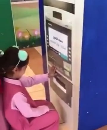 بالفيديو.. "مصرف التفوق" طريقة مبتكرة تحفّز بها معلمة طالباتها المتفوقات