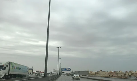 "الأرصاد": سماء غائمة جزئياً إلى غائمة وفرصة هطول أمطار على مناطق المملكة