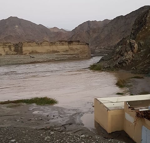 شاهد.. انهيار في السد الاحترازي الترابي لسد "وادي الليث"