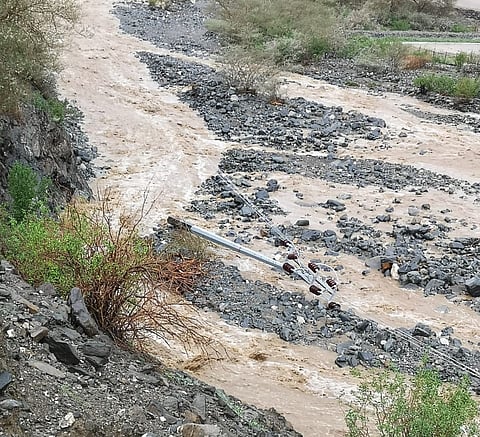 سقوط عمود إنارة يقطع التيار الكهربائي عن "قراض السوحة" بأضم