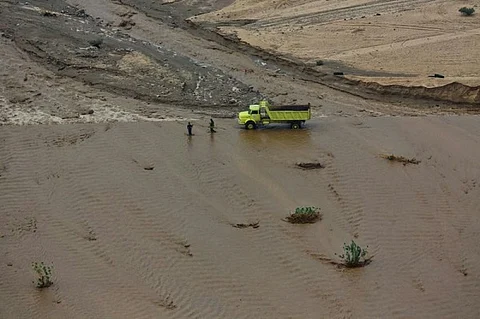 مكة .. وفاة خمسيني غرقاً بسبب سيول منقولة في مركز البيضاء