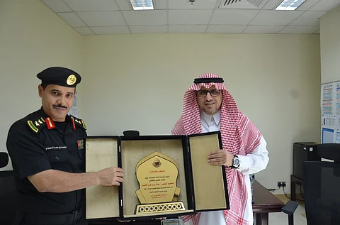 اللواء العتيبي يقدم درعاً تكريمية لمدير مستشفى قوى الأمن بمكة