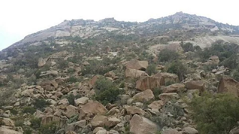 "مدني أضم" يحاول إنقاذ شخصين تعرضا لصاعقة رعدية بقمة جبل جلجل