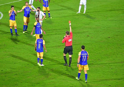 إدارة النصر تحتج على بطاقة "بيتروس" الحمراء