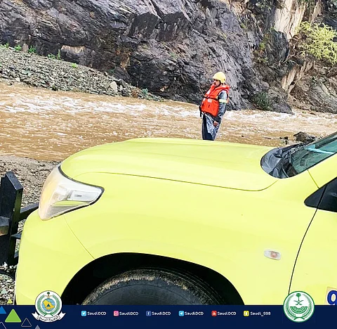 الدفاع المدني يدعو إلى تجنب مجاري السيول وتجمعات المياه