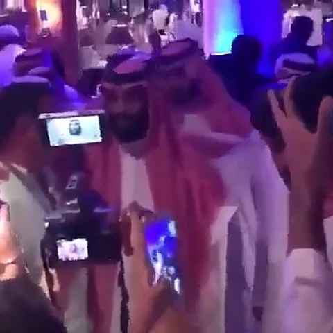 شاهد.. ولي العهد يستجيب لطلبات الـ "سيلفي" بابتسامته المعهودة في أبوظبي