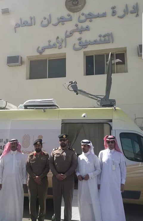 بالصور.. "سجون نجران" تدشن العربة المتنقلة للأحوال المدنية