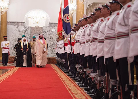 وكالات الأنباء تبرز مراسم الاستقبال الرسمي لولي العهد في البحرين