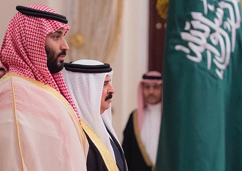 صحافة "المنامة" تواصل حفاوتها بالضيف الكبير .. وكاتبة بحرينية تبعث برسالة للقاصي والداني
