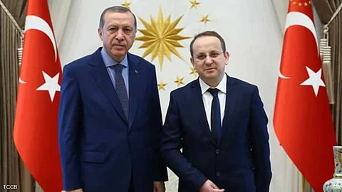 تصدى للدبابة وفَقَد ذراعه ثم وصفه بالعبث.. كيف ثار "بطل ليلة الانقلاب" على "أردوغان"