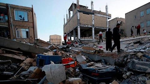 ارتفاع عدد مصابي زلزال إيران إلى 700 شخص