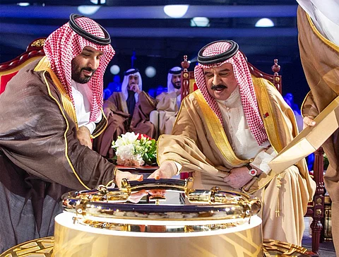 ملك البحرين وولي العهد يدشنان خط أنابيب النفط الجديد بتعاون ثنائي