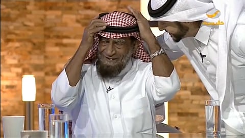 شاهد.. العم "علي بن كرمان" صاحب مقطع "علمني" يبكي عندما تذكَّر صديقه