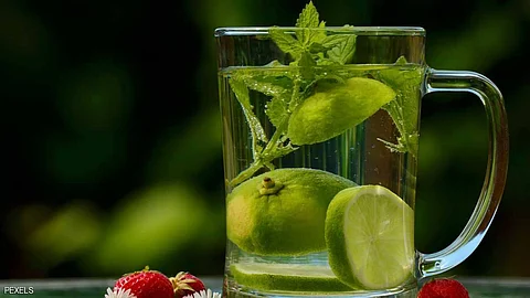 تعرّف على 5 فوائد لشرب الماء والليمون على معدة فارغة