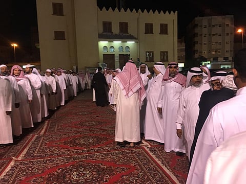 "آل بابكور" يستقبلون المعزين في والدتهم