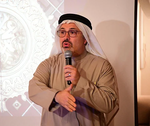 "العقاد" يحذِّر من أوزان الحقائب المدرسية واستخدام الأجهزة الذكية على العمود الفقري والرقبة