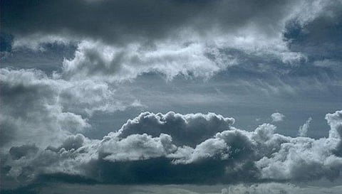 "الأرصاد": سماء غائمة جزئياً على شرق ووسط وغرب المملكة وسحب رعدية ممطرة بالمرتفعات