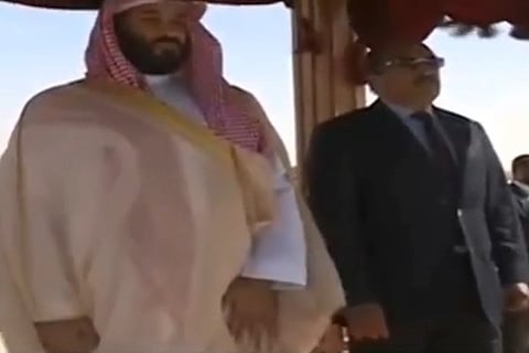 شاهد.. ولي العهد يصل إلى موريتانيا.. والرئيس "ولد عبدالعزيز" على رأس مستقبليه