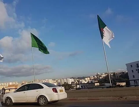 علم السعودية في كل أرجاء الجزائر العاصمة احتفاءً بزيارة الأمير محمد بن سلمان
