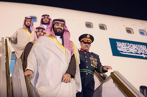 شاهد.. وصول الأمير محمد بن سلمان إلى الجزائر.. ورئيس الوزراء في مقدمة مستقبليه